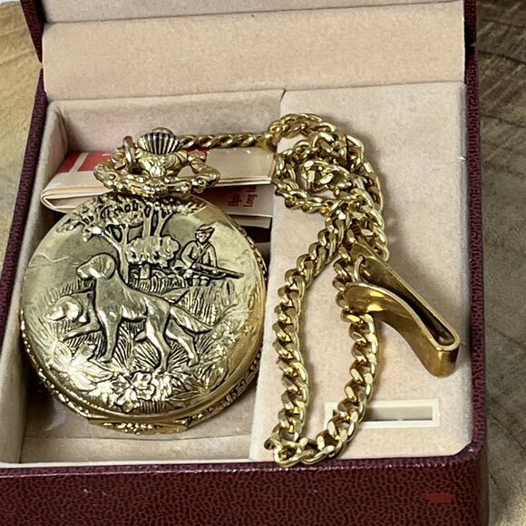 Vintage Galaxie By Elgin Goldtone Hunting Dog Scene Pocket Watch Needs Battery - Picture 1 of 7